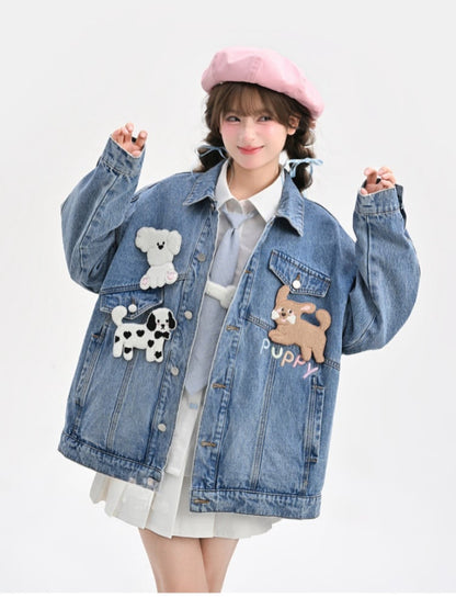 Jeansjacke im Used-Look mit abnehmbaren Welpenbroschen in verblasstem Blau