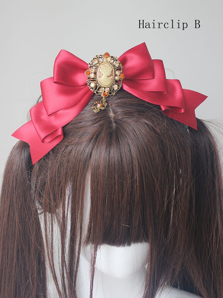 Rote Haube aus Satin mit Spitzenbesatz und Haarspangen mit Schleife