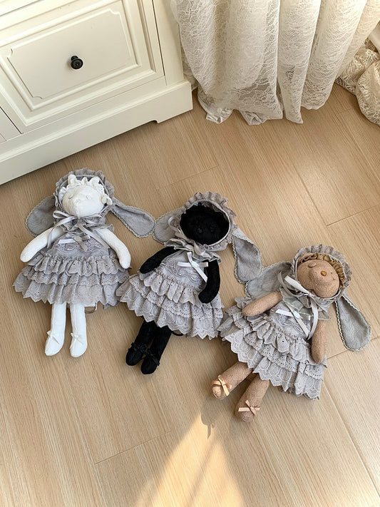 Robe grise brodée de rosaces et de nœuds papillon + chapeau à oreilles de lapin