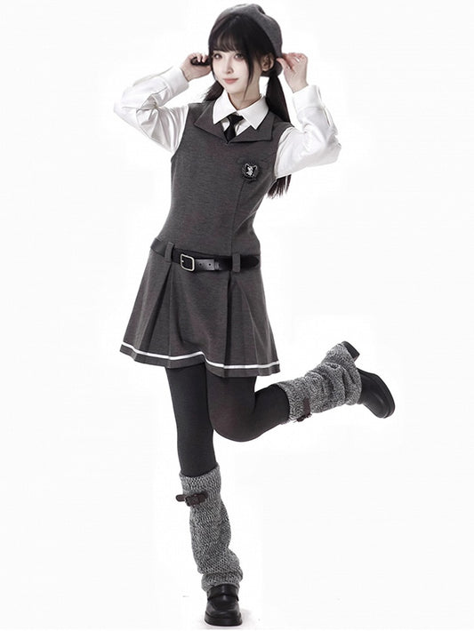 Robe en tricot gris foncé style preppy, sans manches, au-dessus du genou, avec ceinture à boucle