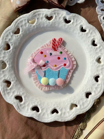 Brosche Sweet Pink/Rot Cake Trim Rüschen