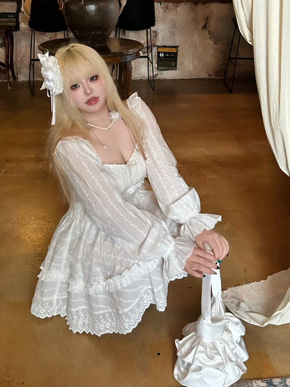 mit geblümtem weißem Baskenkleid und Spitzenbesatz, Übergröße