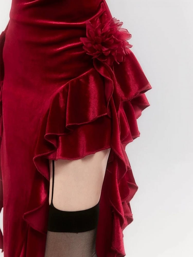 Robe en velours rouge à manches cloche et ourlet asymétrique à volants