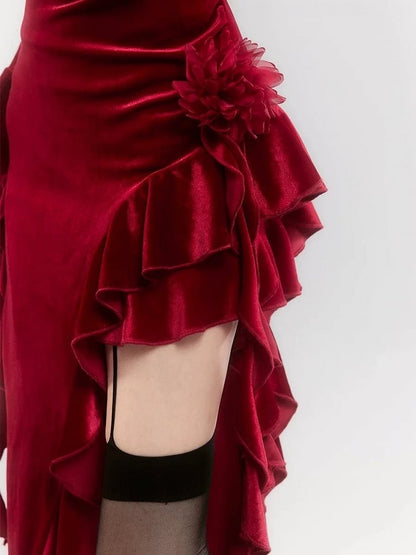 Robe en velours rouge à manches cloche et ourlet asymétrique à volants