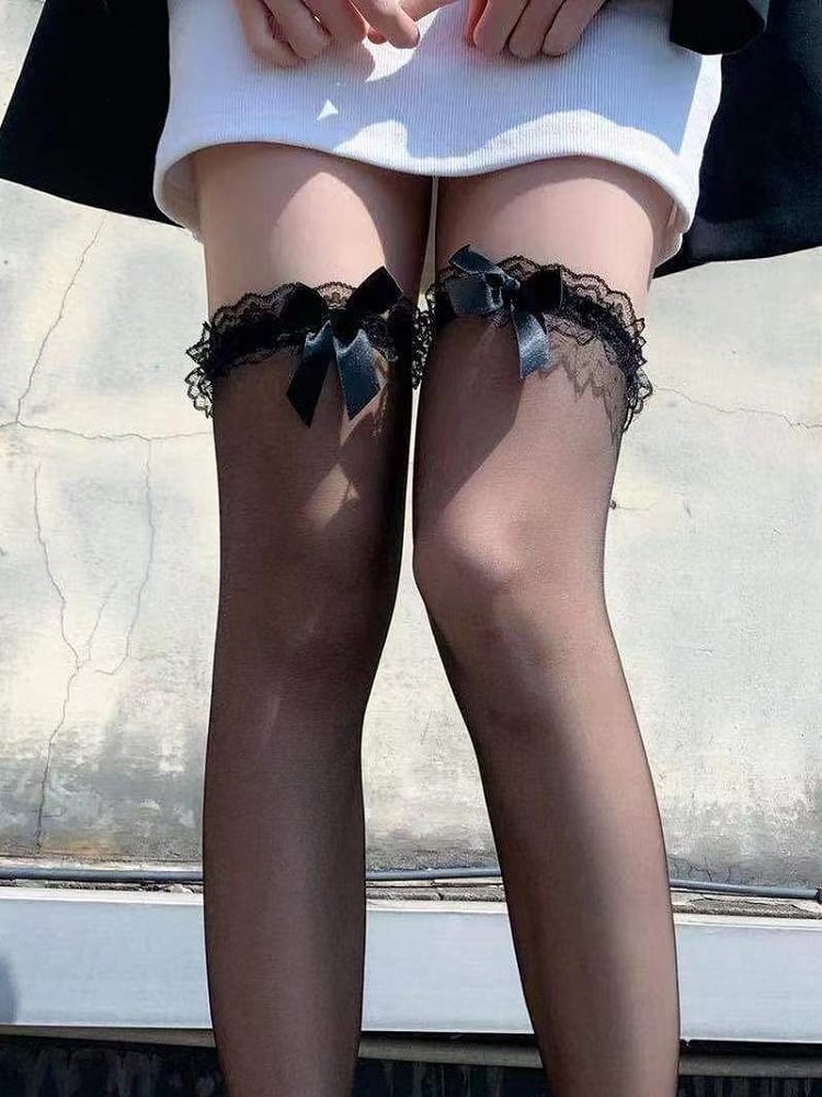Bas blancs/noirs semi-transparents en dentelle à volants avec nœud sur le genou