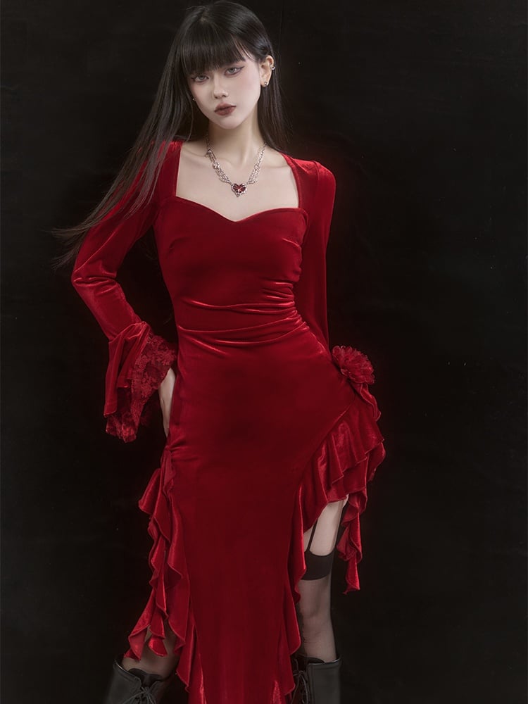 Robe en velours rouge à manches cloche et ourlet asymétrique à volants
