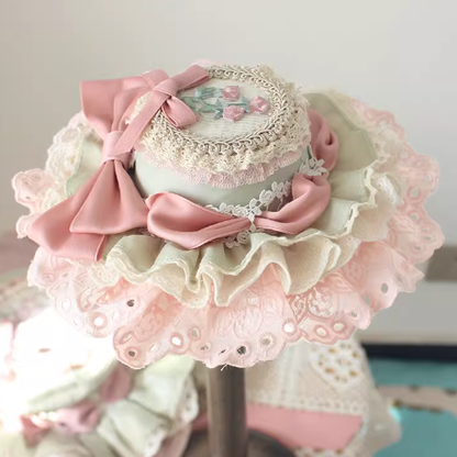 Chapeau haut de forme à bordure en dentelle et broderie florale