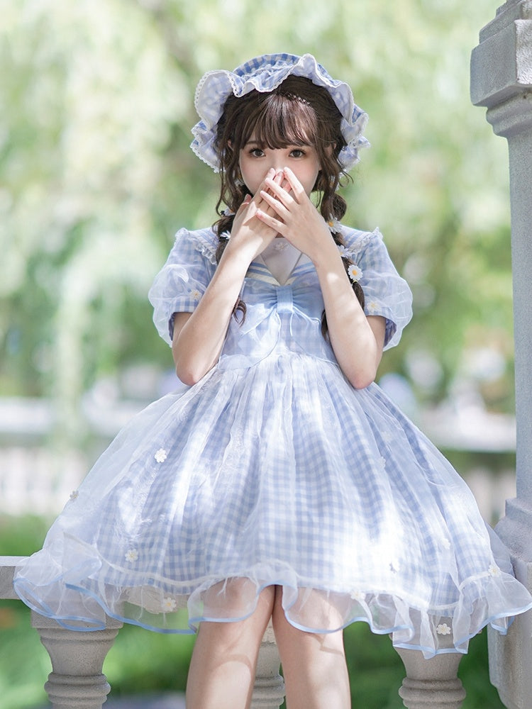Robe à carreaux bleu clair à col marin et marguerites blanches, détails nœud papillon