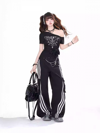 Schwarzes, asymmetrisches T-Shirt mit großer Schleife am Ausschnitt und Saum und glamouröser Grafik