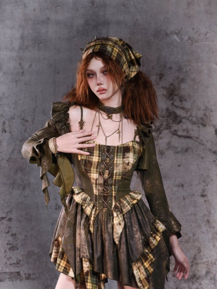 Robe camisole à carreaux verts avec ourlet mouchoir et détails lacés sur le devant