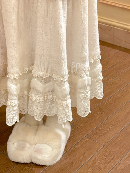Jupe mi-longue beige taille haute avec détails en dentelle et ourlet à volants