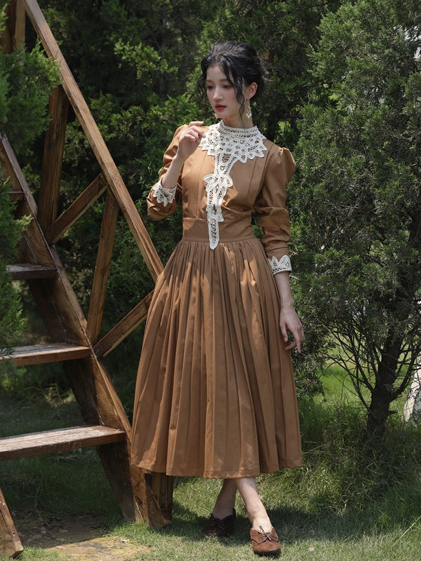Robe marron vintage à col à bandes et manches longues bouffantes