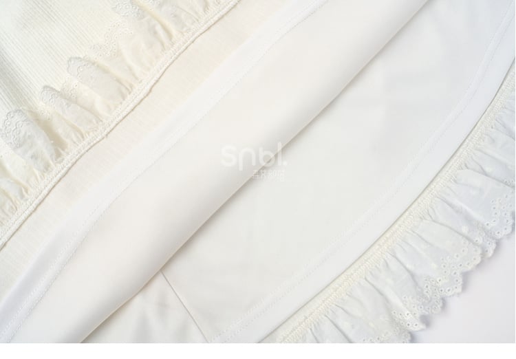 Robe à manches longues et col à volants avec nœud blanc