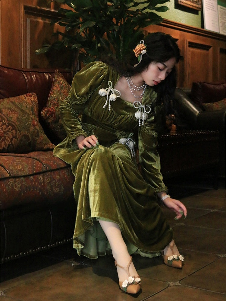 Robe vintage en velours vert foncé à taille haute et décolleté carré