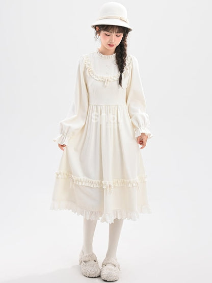 Robe à manches longues et col à volants avec nœud blanc