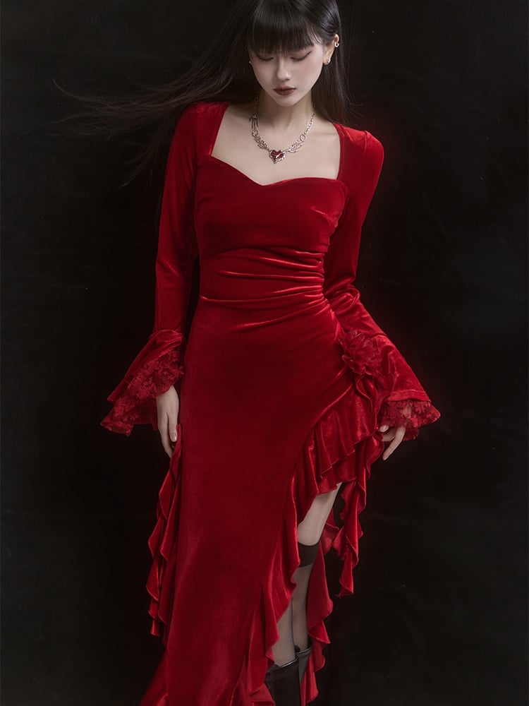 Robe en velours rouge à manches cloche et ourlet asymétrique à volants