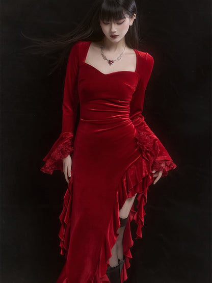 Robe en velours rouge à manches cloche et ourlet asymétrique à volants