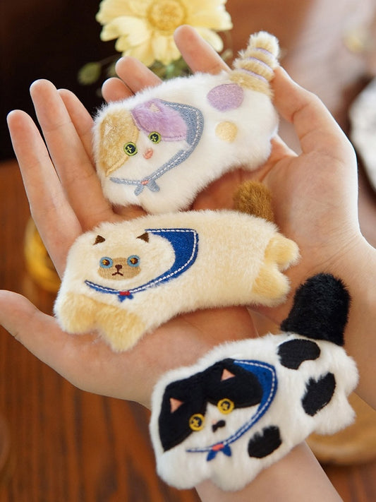 かわいい猫の形をしたぬいぐるみブローチ