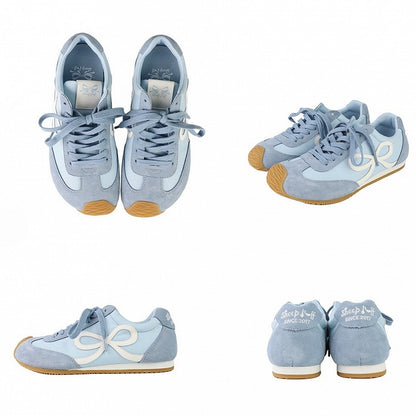 Blaue Schnürschuhe mit Schleife und Schnürsenkeln