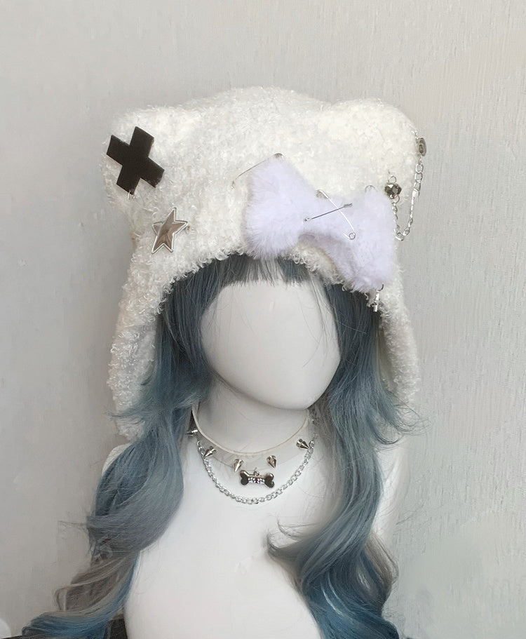 Bonnet en peluche avec oreilles d'ours et croix noires et blanches