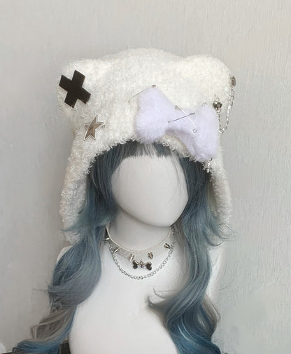 Bonnet en peluche avec oreilles d'ours et croix noires et blanches