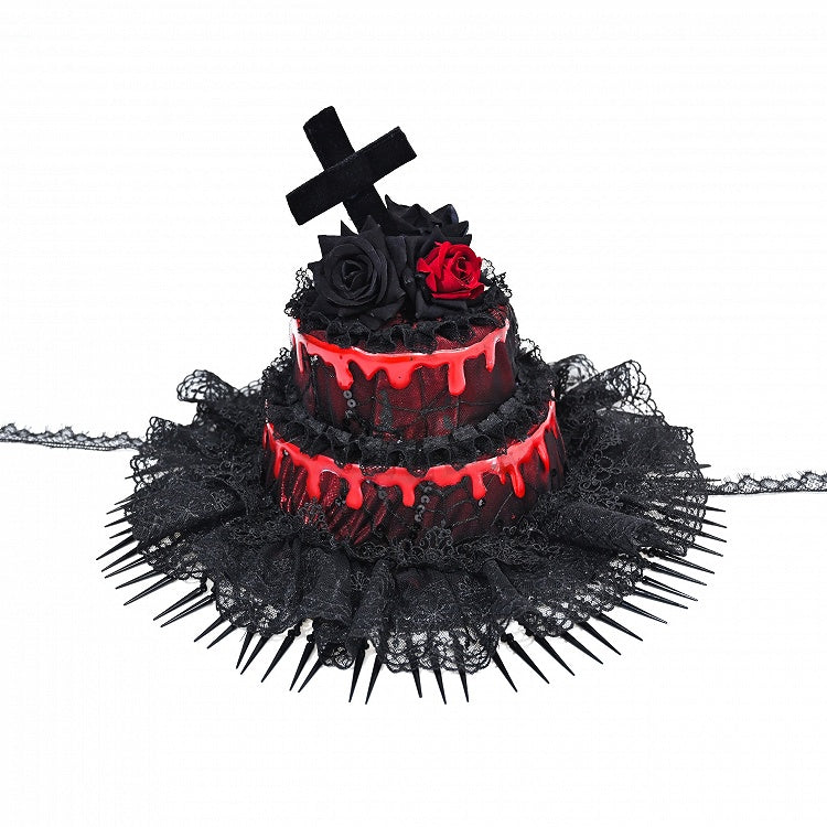 Chapeau en forme de gâteau noir et rouge avec croix gothique
