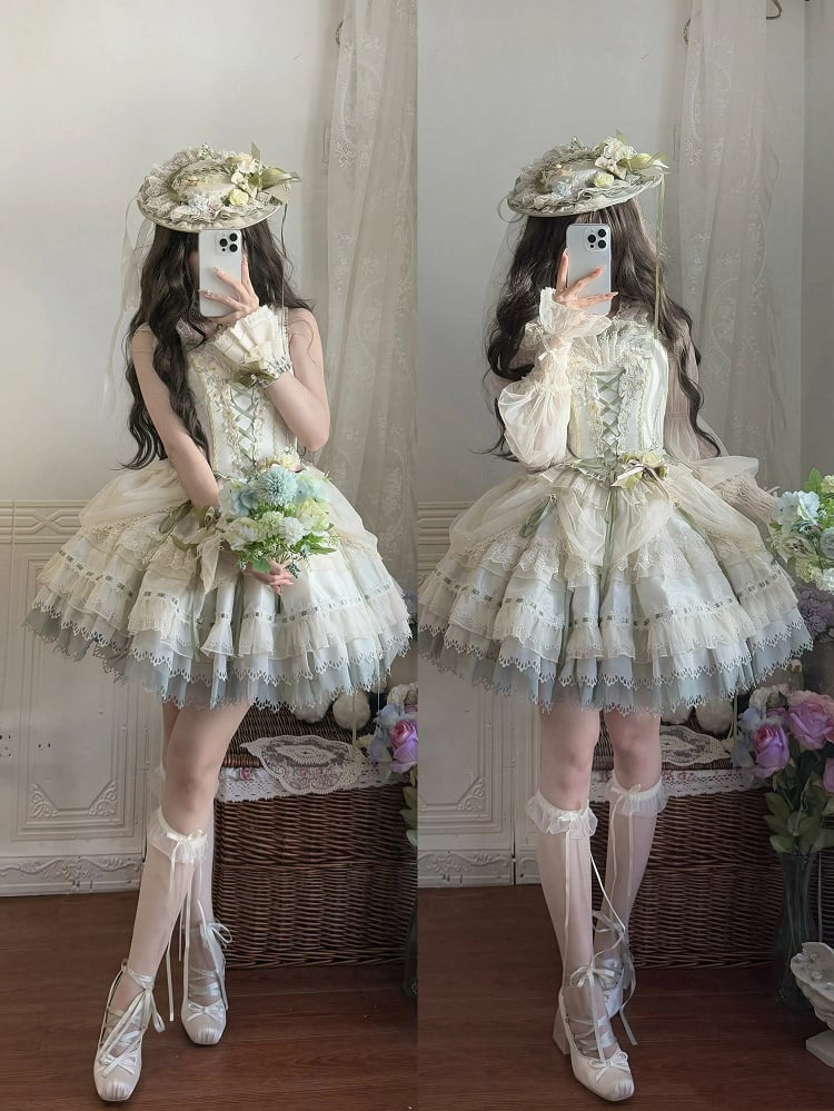 Chapeau décoré de motifs floraux et d'un nœud vert