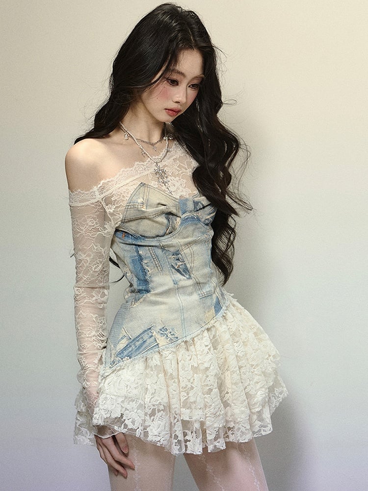 Mini-robe en denim bleu à encolure asymétrique et patchwork de dentelle