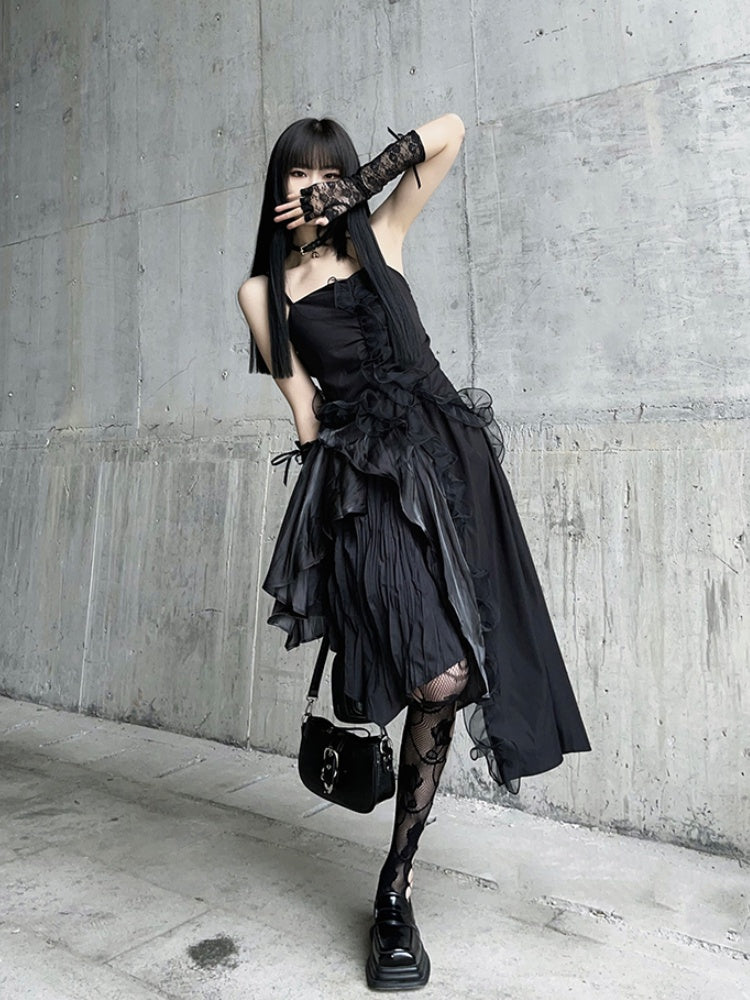 Robe camisole glamour noire à ourlet asymétrique et volants