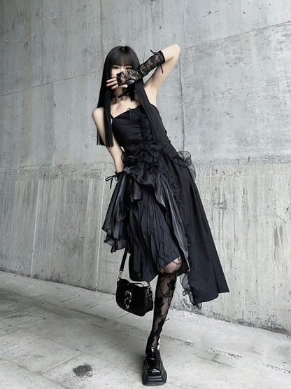 Robe camisole glamour noire à ourlet asymétrique et volants