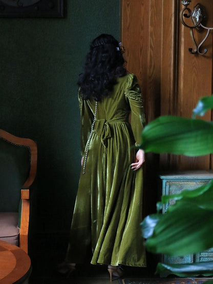 Robe vintage en velours vert foncé à taille haute et décolleté carré