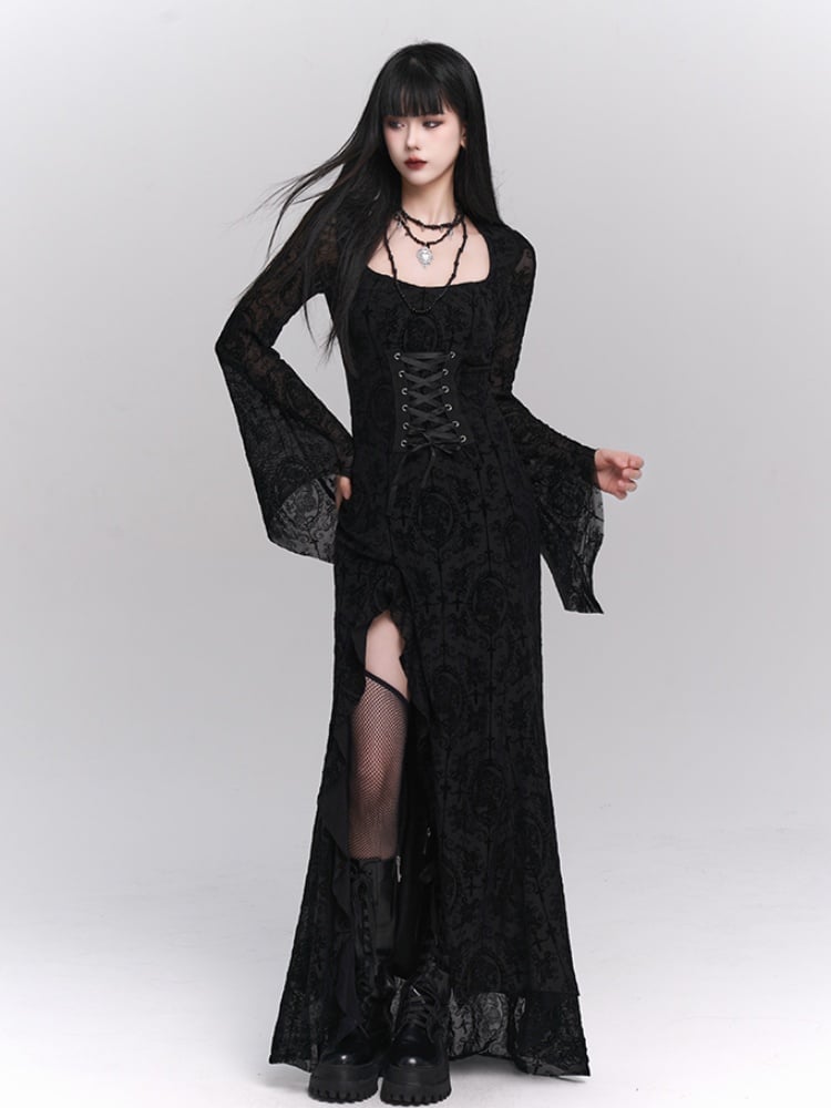 Robe gothique noire à manches cloche et fentes latérales en dentelle rosette avec détails à lacets