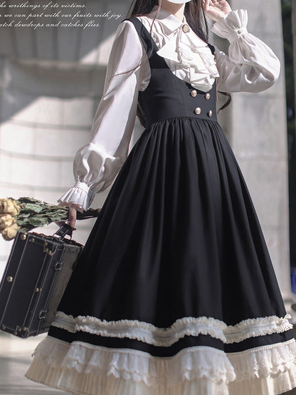 Weiße Bluse mit Bischofsärmeln und Falten
