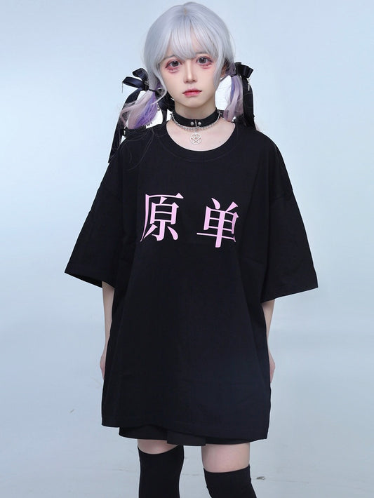 Jirai Oversized Schwarzes T-Shirt mit Rundhalsausschnitt und Kei-Grafik