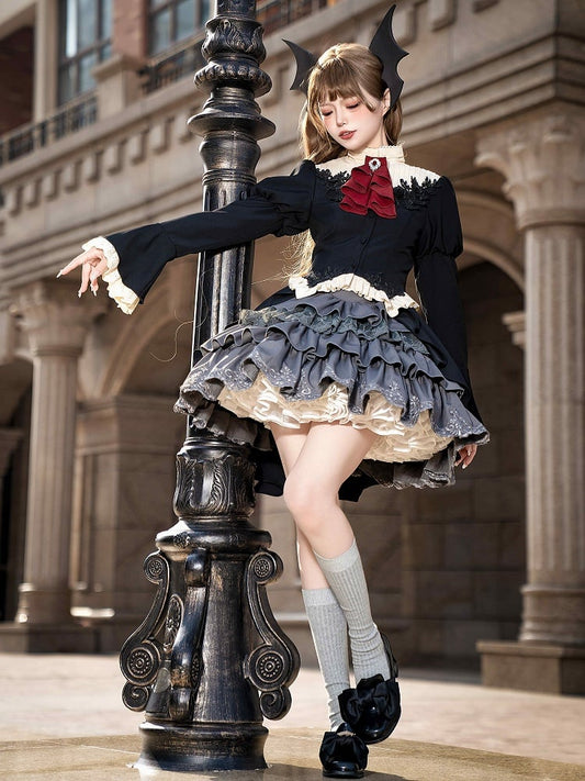 Ensemble complet gothique Lolita : haut noir à manches longues et queue d'hirondelle, jupe grise à volants et broche jabot rouge