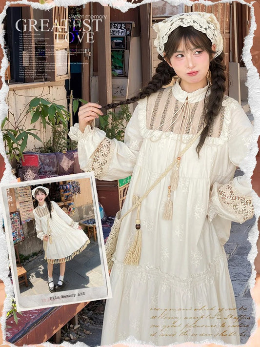 Robe beige à ourlet à pompons, version longue/régulière