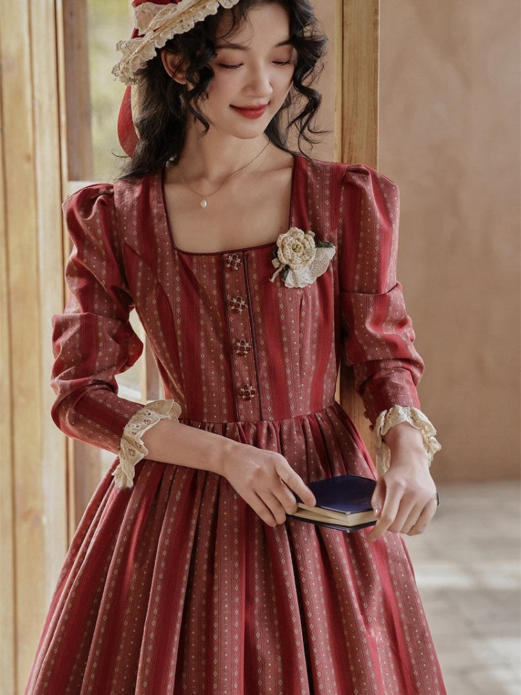 Robe rouge à rayures vintage et en dentelle à encolure carrée