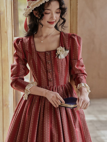 Robe rouge à rayures vintage et en dentelle à encolure carrée