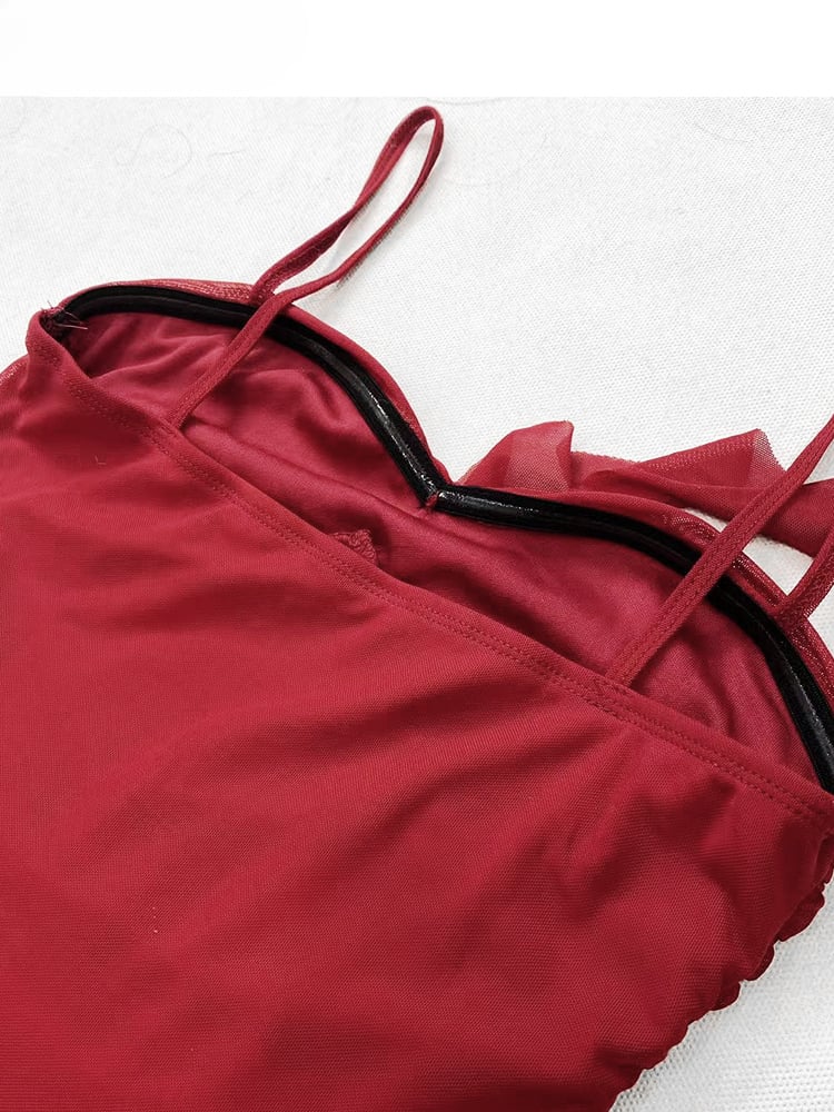 Robe punk glamour sans bretelles à carreaux rouges et ourlet mouchoir avec boucles