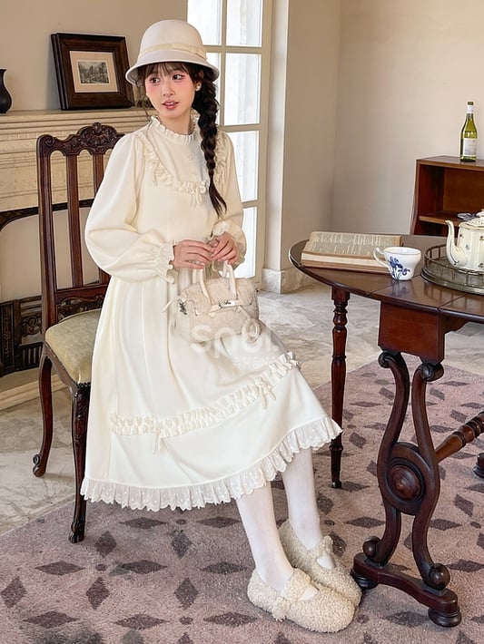 Robe à manches longues et col à volants avec nœud blanc