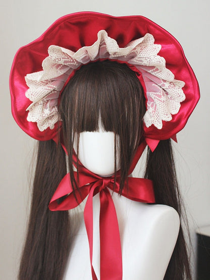 Rote Haube aus Satin mit Spitzenbesatz und Haarspangen mit Schleife