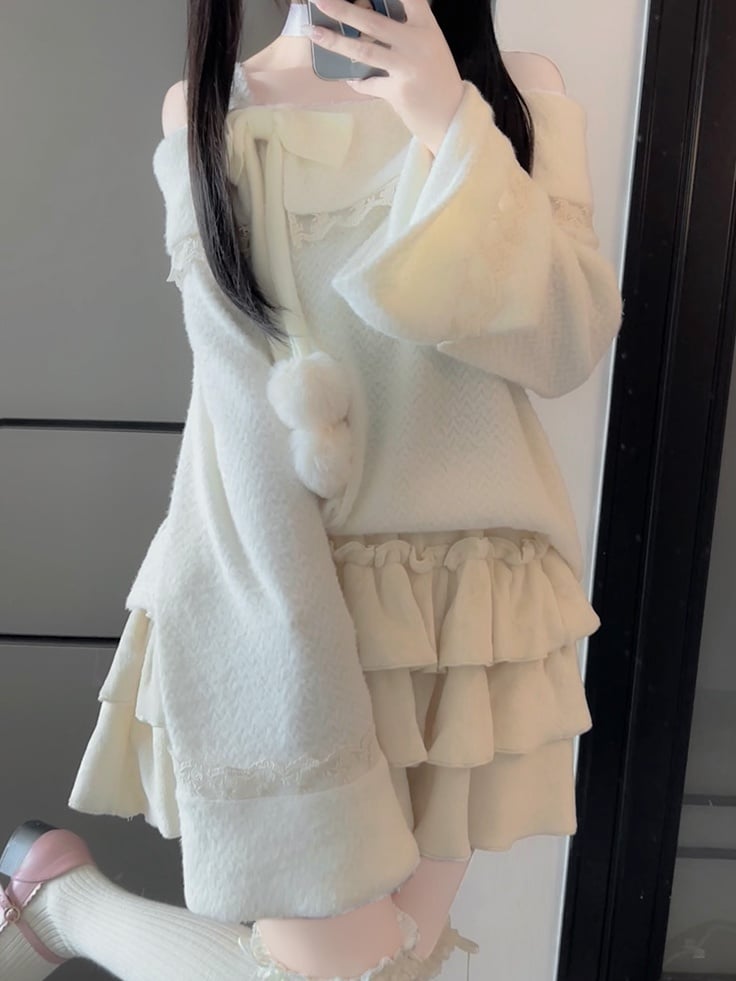 Ensemble jupe à volants et volants beiges au-dessus du genou avec haut en peluche et détails en dentelle et nœud papillon