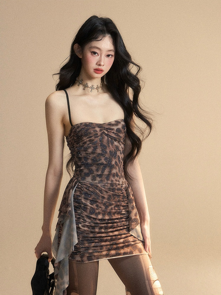 Hem Glamorous – Braunes, asymmetrisches, figurbetontes Slip-Kleid mit Leopardenmuster und Rüschen