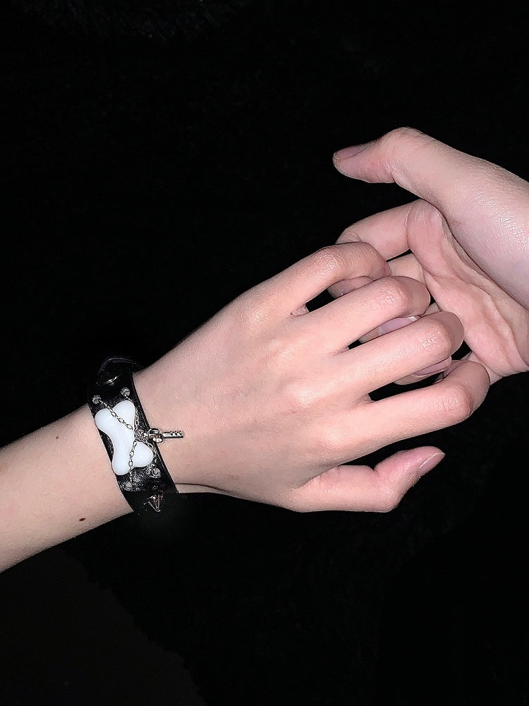 Bracelet punk noir à clous avec breloques cadenas/clé