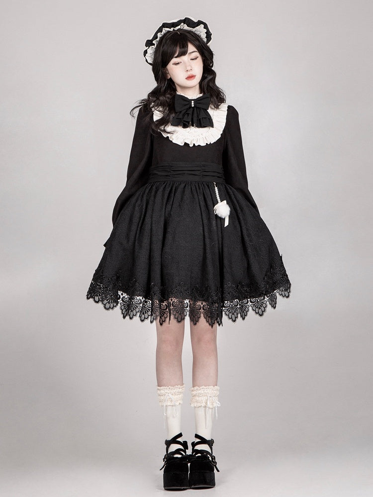 Tablier en dentelle noire avec breloque pompon