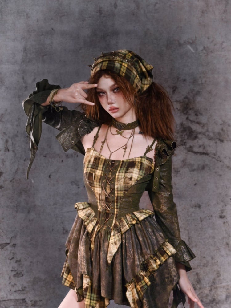 Robe camisole à carreaux verts avec ourlet mouchoir et détails lacés sur le devant