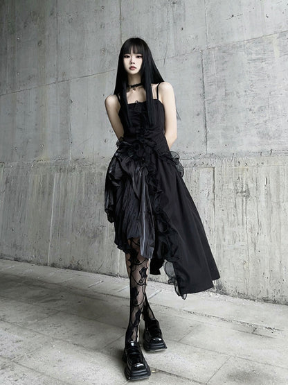 Robe camisole glamour noire à ourlet asymétrique et volants
