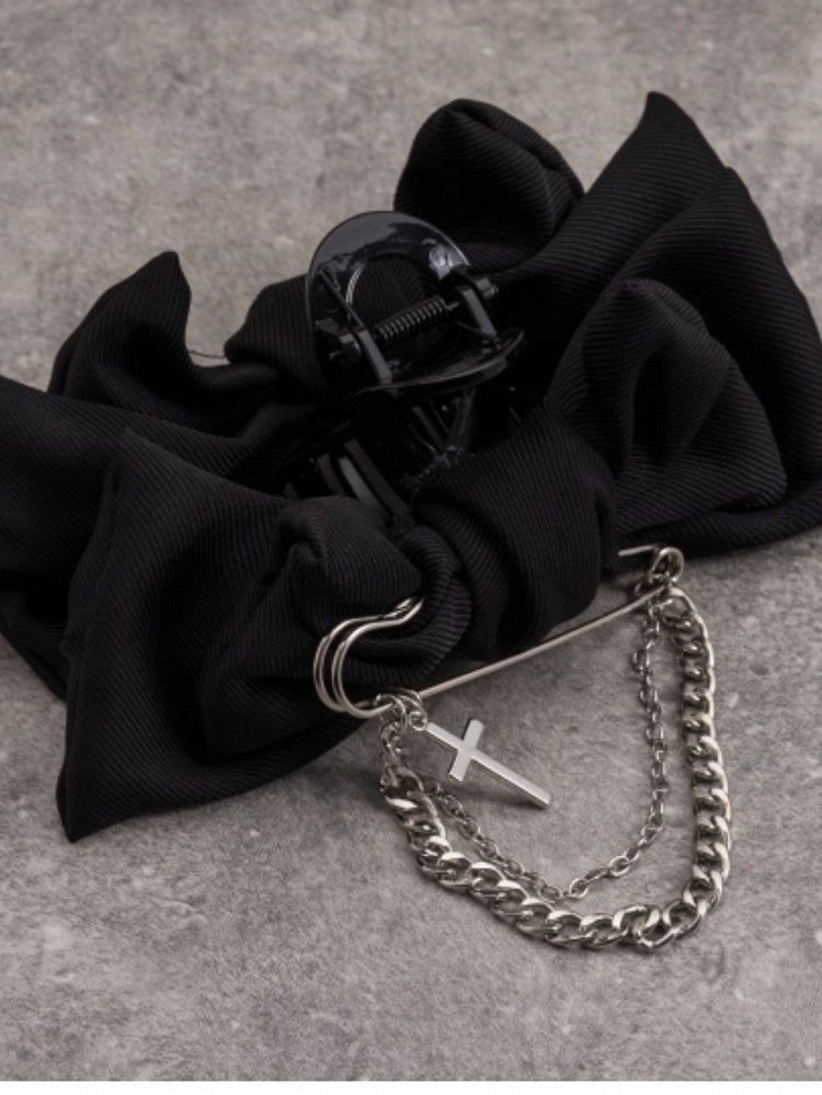 Schwarzer Bowknot-Clip verzierte Klaue mit Kreuz