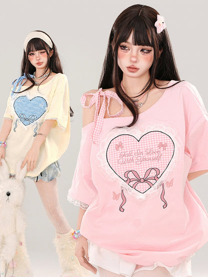 Milchgelb/Rosa kariertes T-Shirt mit Herz-Print, asymmetrischem Ausschnitt und Spitzenbesatz
