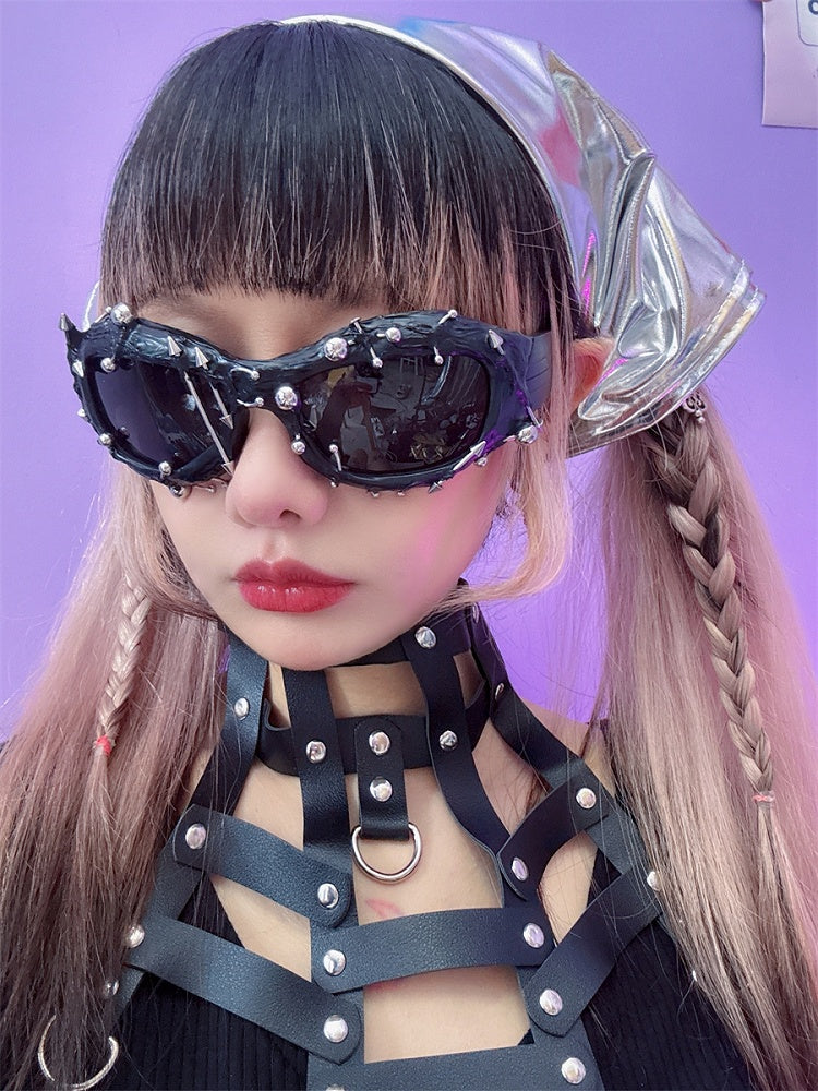Verzierte schwarze Punk-Sonnenbrille mit Perlen und Nieten